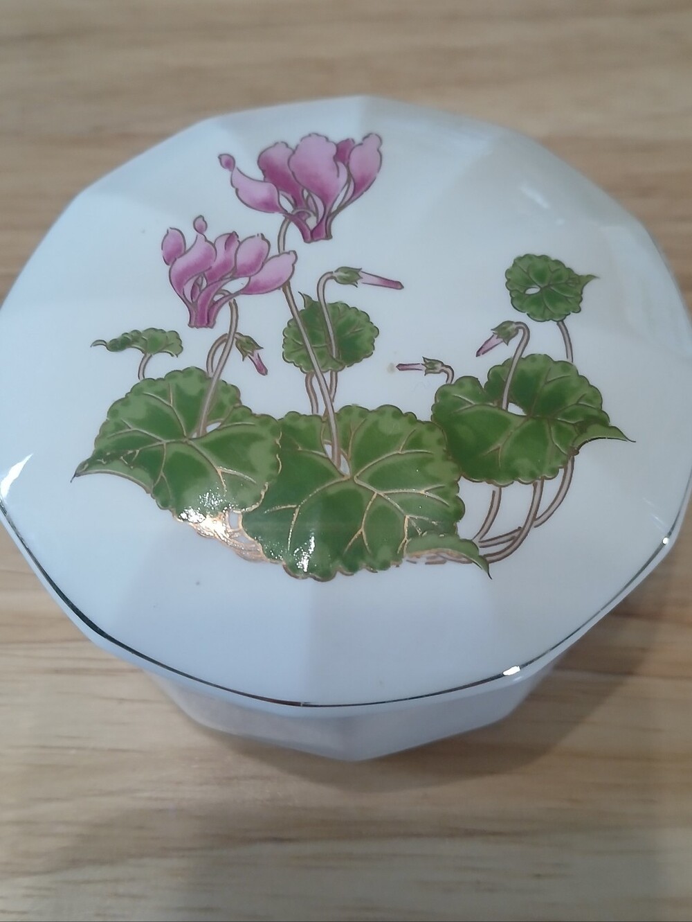 Otagiri Vintage Porcelain Trinket Box with Green Floral Leaves and Pink Blooms - Picture 7 of 10